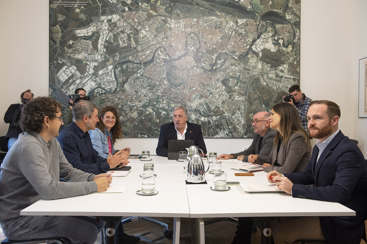 Imagen de la primera reunión para negociar los presupuestos de Iruñea para 2025.