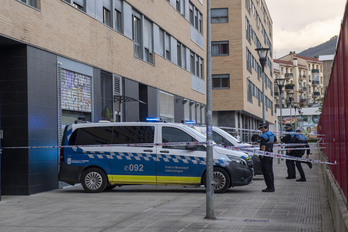 La Policía Municipal acordonó la bajera en la que se produjo el crimen.