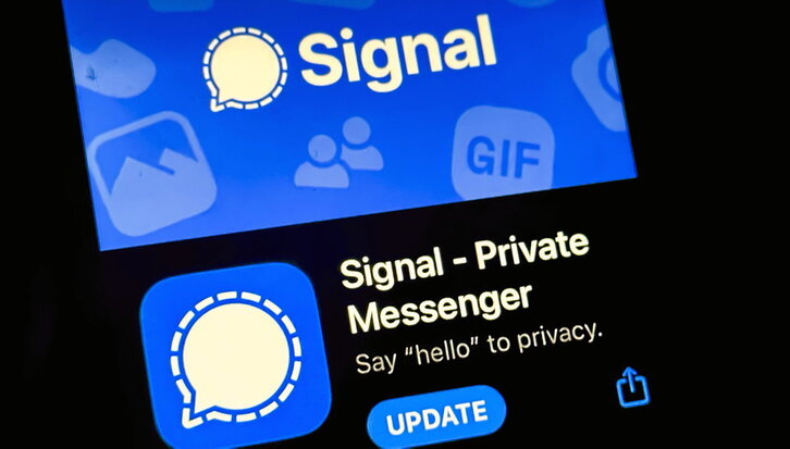 Aplicación de mensajería Signal instalada en un dispositivo de telefonía móvil.