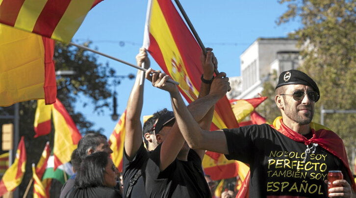 Unionistas celebran en Barcelona la imposición del 155. A la derecha, la comisión de investigación del Parlament citó a Rajoy, pero la silla quedó vacía