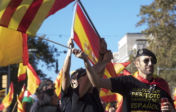 Manifestantes unionistas celebran en Barcelona la imposición del 155, en octubre de 2017.