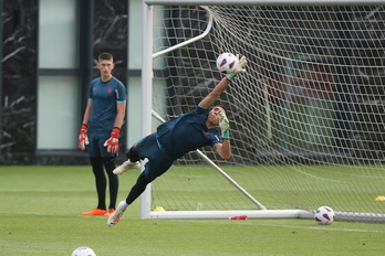 Gastesi observa a Padilla en un entrenamiento, dada la inesperada importancia que están adquiriendo.