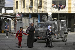 A la izquierda, mujeres y niños palestinos entre fuerzas israelíes durante una operación en Nablus. Arriba, educadoras, niños y niñas muestran sus trabajos en un taller en el campamento de Askar.