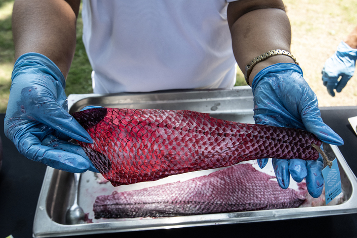 Una trabajadora manipula la piel de pescado para hacer pendientes. 