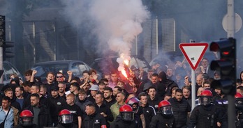 Los ultras del Anderlecht, en las inmediaciones de Anoeta.