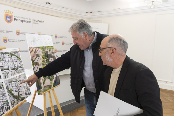 Joseba Asiron y Joxe Abaurrea observan las tres propuestas para la remodelación de Sanduzelai.