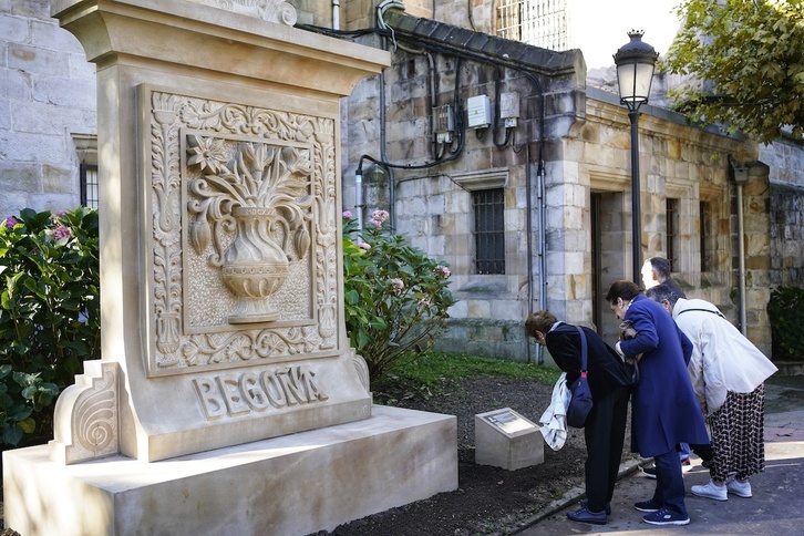 El escudo instalado reproduce un grabado de 1639, primer blasón de Begoña del que se tiene constancia.