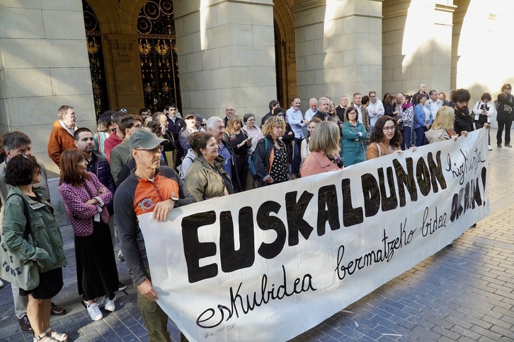 LAB eta ELAk Gipuzkoako Aldundiaren aurrean euskararen kontrako epaien aurka egin duten protesta.