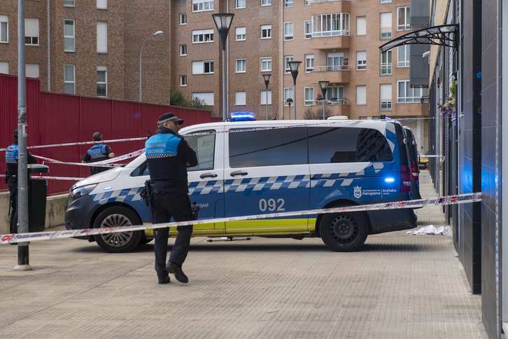 La Policía Municipal acordonó la bajera en la que se produjo el crimen.