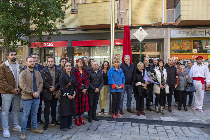 Representantes públicos y familiares de Ángel Berrueta posan junto a la placa que le recuerda como víctima de motivación política.