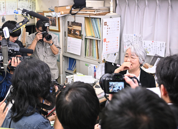 Masako Kudo, secretaria de Nihon Hidankyo, habla con los medios en Tokio tras ser galardonada la organización con el Nobel de la Paz.