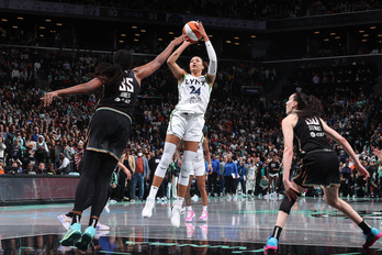 Momento en el que Napheesa Collier se levanta para anotar la canasta ganadora de las Minnesota Lynx.