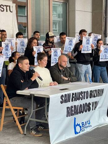 Convocatoria de prensa del sindicato Batu ante el Ayuntamiento de Basauri.