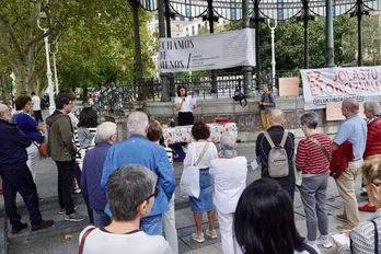 ‘Faltan botatzen dugu’ plataformak Donostian egin duen agerraldiaren irudia.