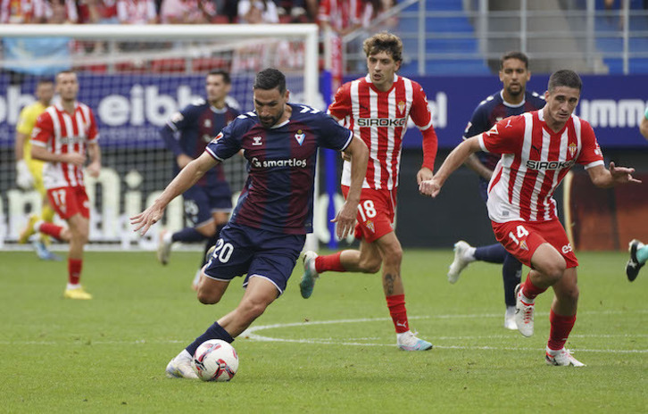 Puertas saca el balón durante el partido contra el Sporting.