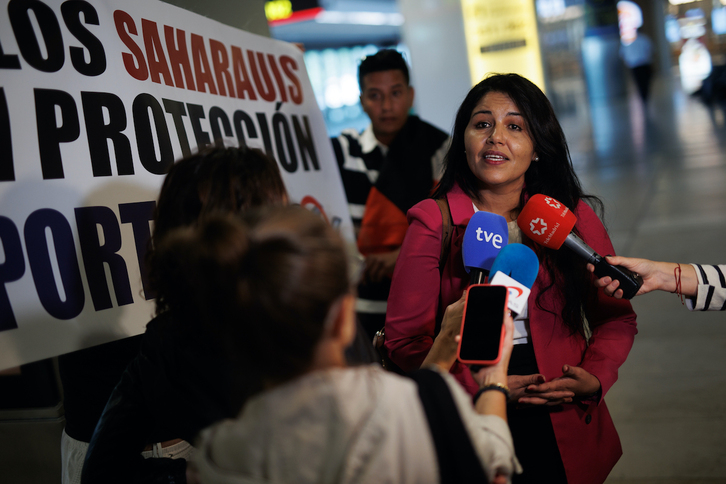 La abogada entrevistada por NAIZ interviene ante los medios en Barajas.