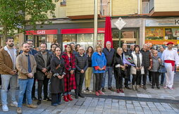 Representantes públicos y familiares de Ángel Berrueta posan junto a la placa.