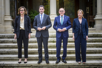 Pradales con los tres diputados generales del territorio que gobierna: Etxanobe (Bizkaia), González (Araba) y Mendoza (Gipuzkoa).