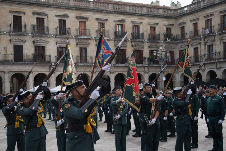 Guardias civiles en la Plaza Nueva de Gasteiz. 