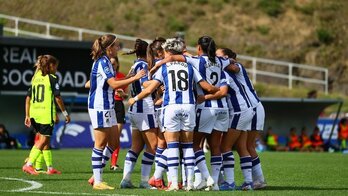 Las donostiarras se abrazan al finalizar el encuentro.