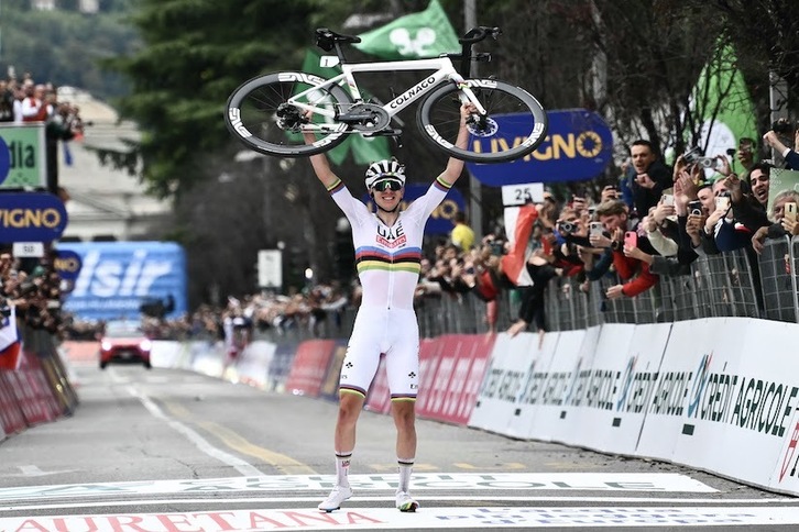 Como Evenepoel en París, Tadej Pogacar alza victorioso su bicicleta en la meta de Como, al ganar Il Lombardia.