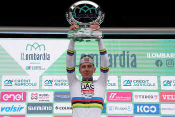 Tadej Pogacar levanta el trofeo de Il Lombardia.