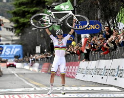 Como Evenepoel en París, Pogacar alza su bicicleta como trofeo.