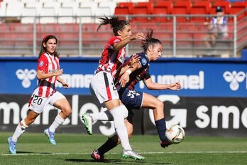 Ane Campos intenta llevarse el balón ante Maddi.