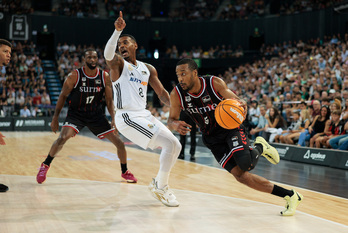 Abdur Rahkman, muy mejorado respecto de la pretemporada, encara la canasta con decisión.