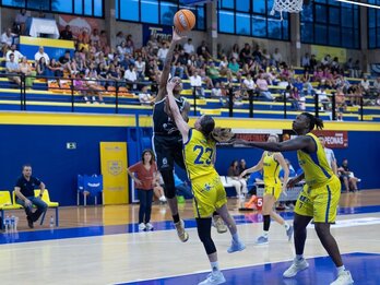 Delicia Washington pudo terminar el partido de La Paterna pese a lastimarse durante la segunda mitad.