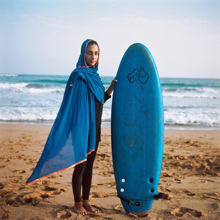 Shahla Yasini irandarra, surf taularekin. 