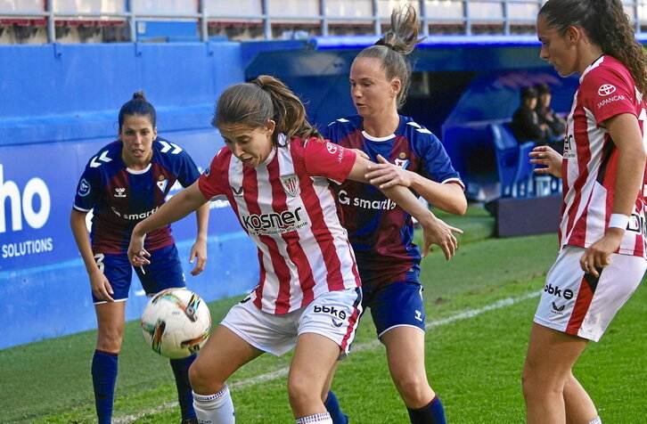 Clara Pinedo, autora del primer gol rojiblanco, intenta proteger el balón ante Van Deursen.