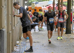 Iazko Behobia-Donostia lasterketan parte hartu zuen korrikalari bat,  proba amaitu berritan luzaketak egiten.