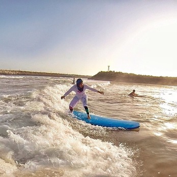 Shahla Yasini irandarra, surf taularekin. 