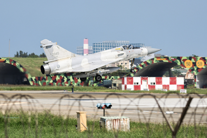 Un avión del Ejército de Taiwán, despegando este lunes.