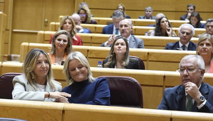 El PP ha encomendado defender su posición a Marimar Blanco y la ha ovacionado y consolado.