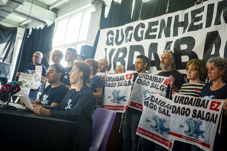 Guggenheim Urdaibai Stop plataformaren agerraldia Gernikan, urriaren 19rako deitu duten mobilizazioa aurkezteko.