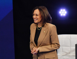 Kamala Harris, hauteskundeetako mitin batean.