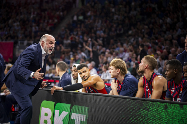 Pablo Laso da órdenes a sus jugadores en un partido de Euroliga.