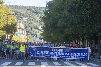 «Konponbidea; txirrindularitzan eskubideen alde» lelopean egin da manifestazioa, Belodromotik Bulebarrera.