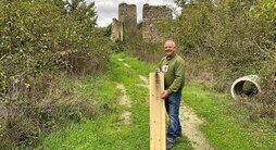 Toni Agudo posa ante las ruinas de Mendinueta con la rampa desde la que lanza los cohetes para anunciar las fiestas del pueblo deshabitado.