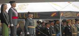 Marisol Garmendia, junto a mandos de la Guardia Civil durante el polémico desfile del sábado.