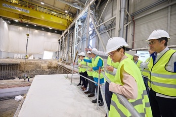 Chivite en una visita a la planta de Volkswagen en Landaben.