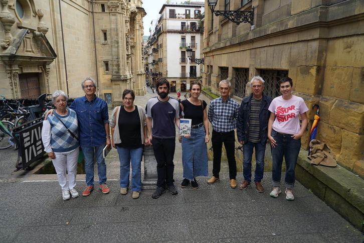 Pako Aristi y Txemi Gorostiza, con familiares de los muertos en la foz de Irunberri y representantes de Gure Bazterrak y Erein.