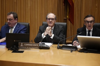 Ángel Gabilondo, en el centro, comparece durante la Comisión Mixta de Relaciones con el Defensor del Pueblo, este martes en el Congreso español.