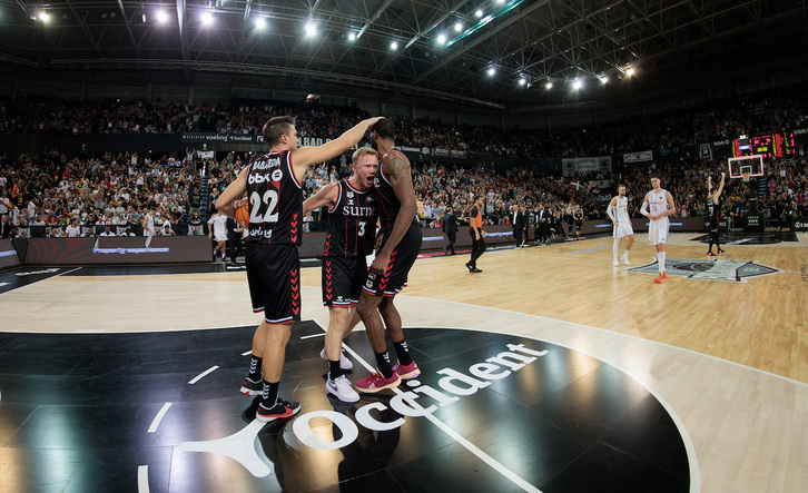 Los jugadores de Bilbao Basket celebran el triunfo ante el Real Madrid.