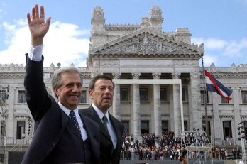 Tabaré Vázquez, junto al vicepresidente Rodolfo Nin, ante el Palacio Legislativo de Montevideo, en 2005. 