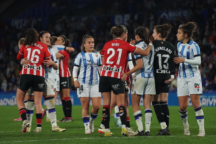 Jugadoras de Real y Athletic se saludan al término del derbi de la pasada temporada en Anoeta.