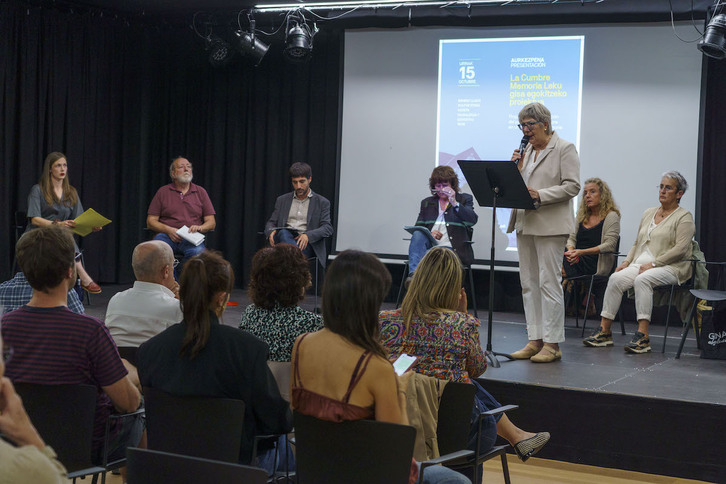 Pilar Garaialde (Egiari Zor), junto al resto de encargados de presentar la propuesta. A la derecha, Igone Artano y Axun Lasa, en representación de las familias de Joxi y Joxean.