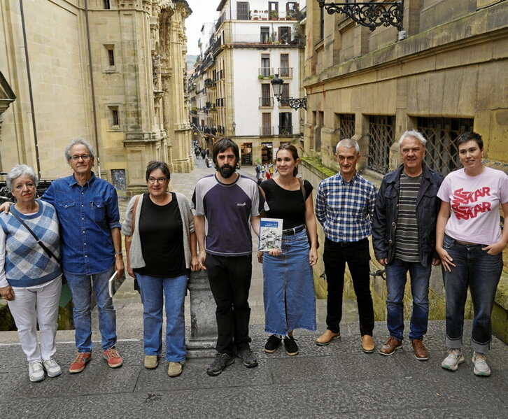 Pako Aristi y Txema Gorostiza, con representantes de Gure Bazterrak y familiares.